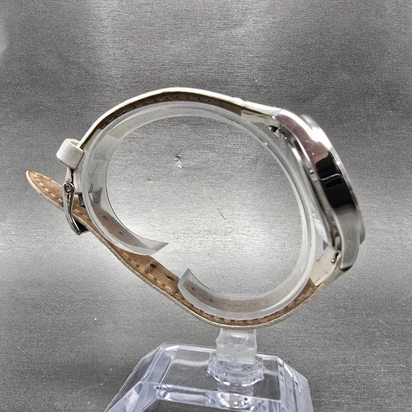 Guess Watch Women 36mm White Dial Silver Tone Daydate Round G86021L New Battery8