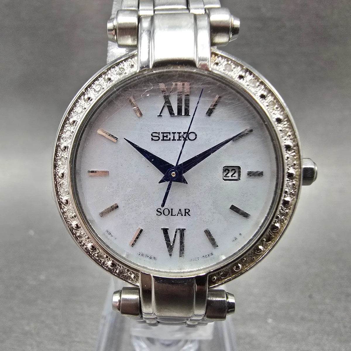 Seiko Solar Watch Women 30mm MOP Dial Silver Date Round V137-0BC0 Runs0