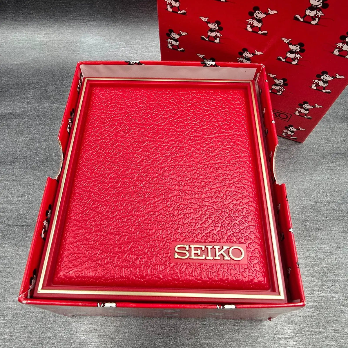Seiko Mickey Mouse Watch Men 27mm Gold Dial Gold Tone 2K03-5009 New Battery15