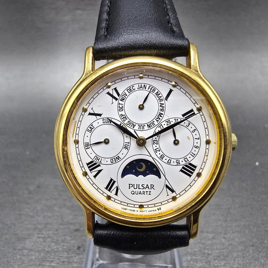 Seiko Pulsar Triple Calendar Watch Men 34mm White Dial Gold Tone V33F7020 NewBat0