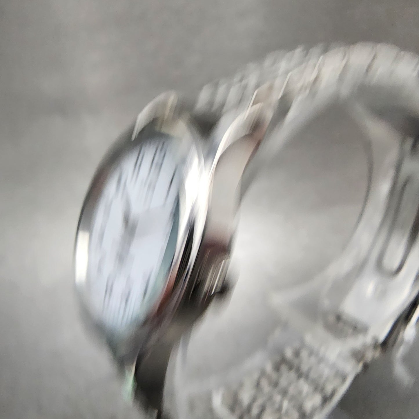Seiko ALBA Solar Watch Women 25mm White Dial Silver Tone Round V1170AP0 Works2