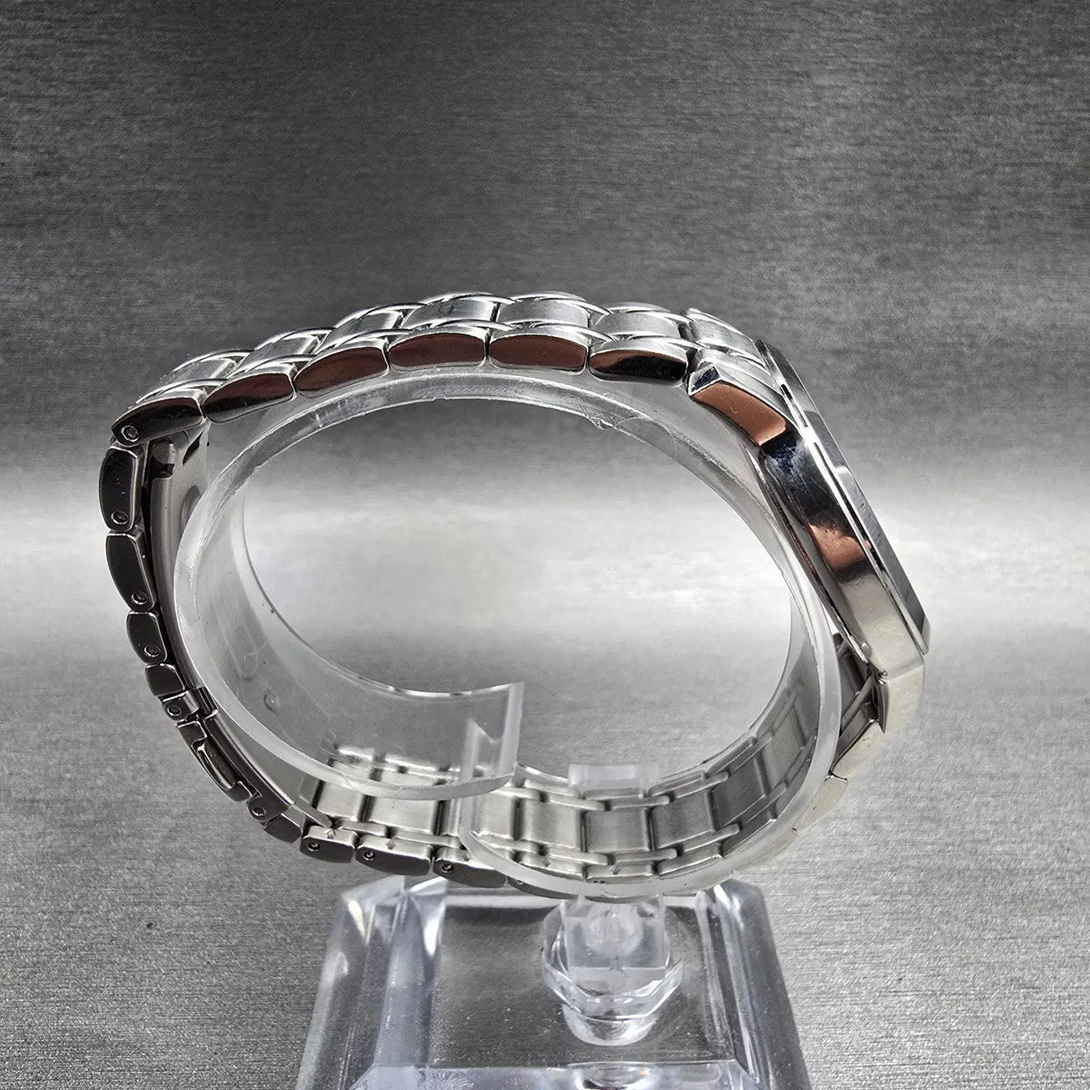 Bulova Watch Women 32mm MOP Dial Silver Tone Date Round 96M140 New Battery8