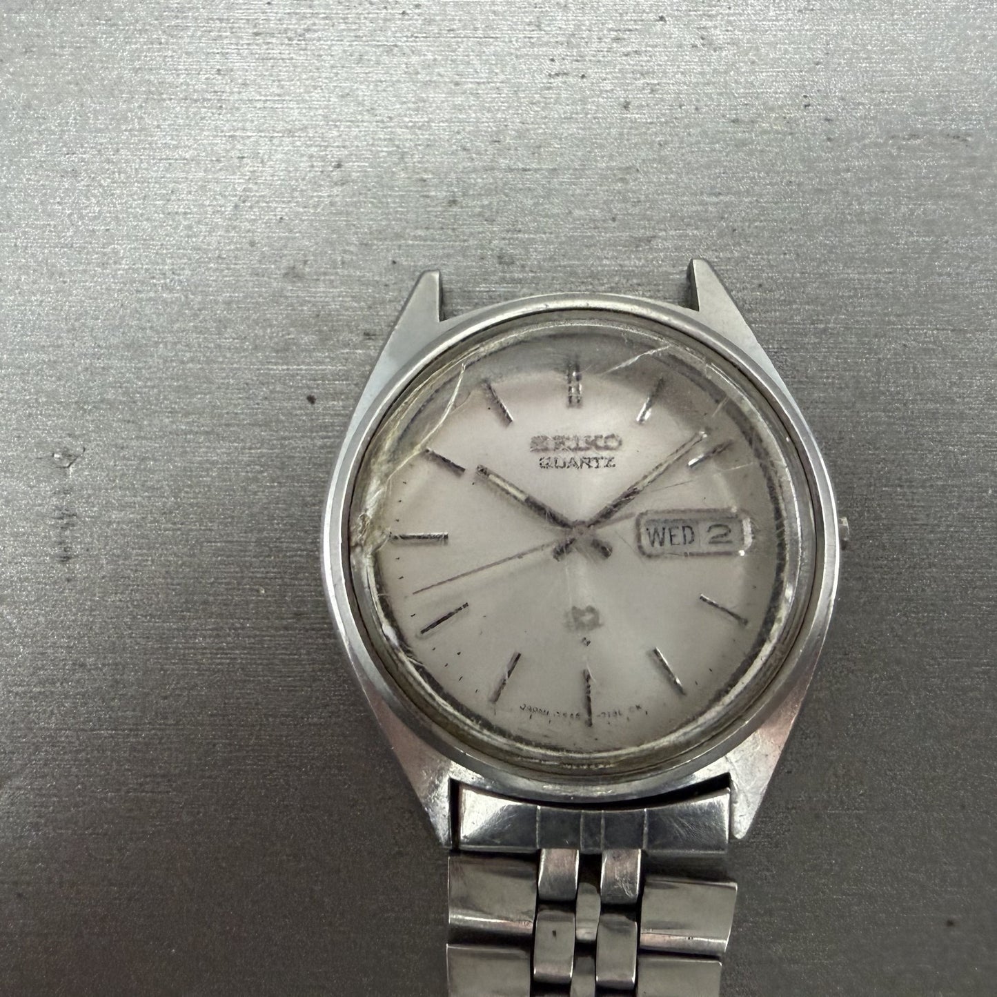 Seiko SQ Watch Men 35mm Silver Dial Silver Tone Daydate 8223-8049 SAMPLE E0