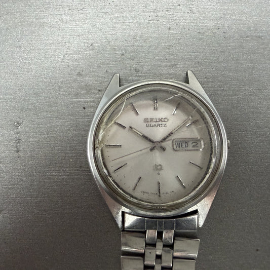 Seiko SQ Watch Men 35mm Silver Dial Silver Tone Daydate 8223-8049 SAMPLE E0