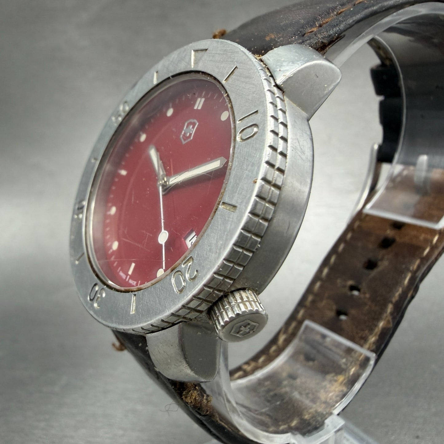 Victorinox Swiss Army V7-10 Sub Watch Men 39mm Red Dial Steel Date Round Newbatt2