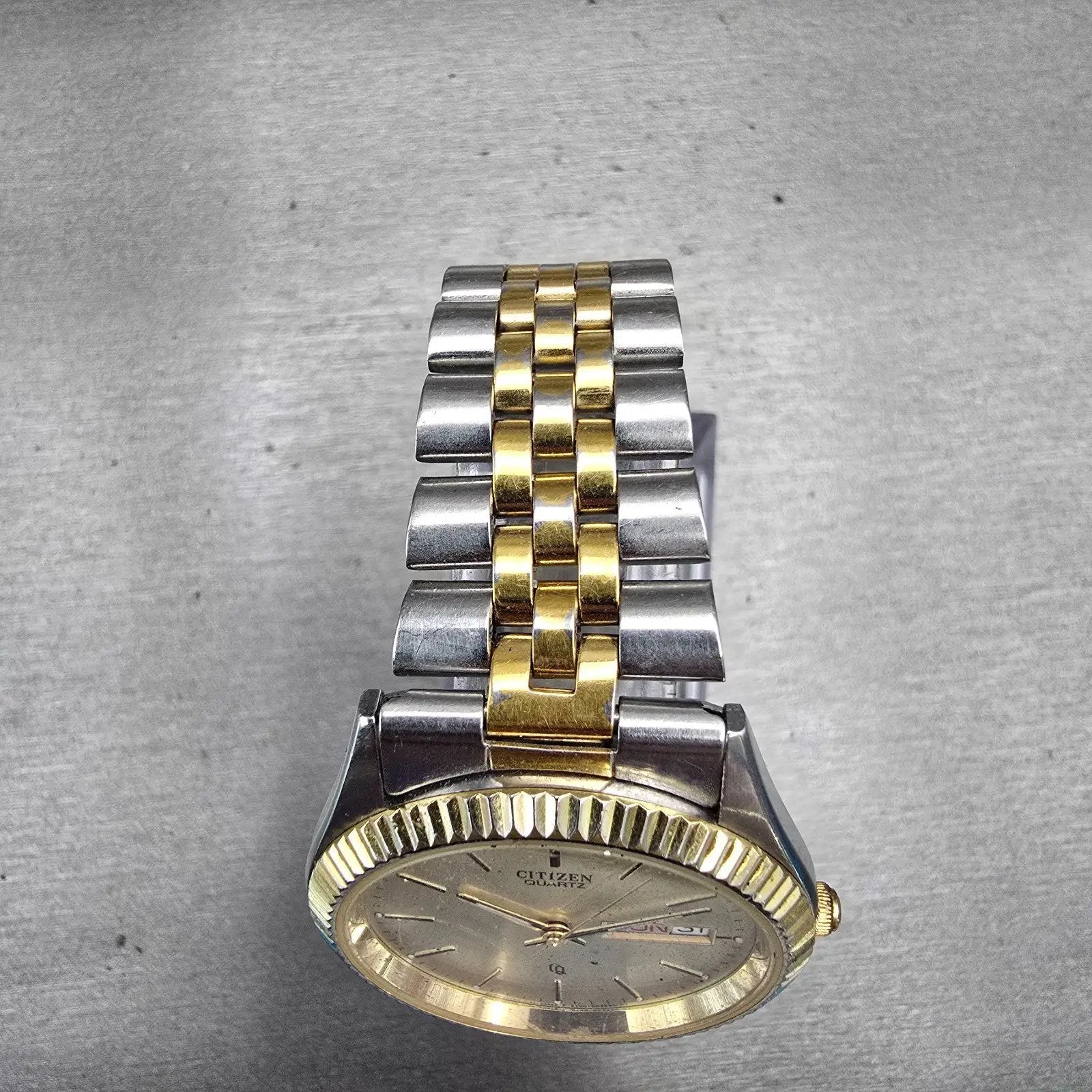 Citizen CQ Watch Men 34mm Champagne Dial Two Tone Daydate 6100-R00405 New Batt4