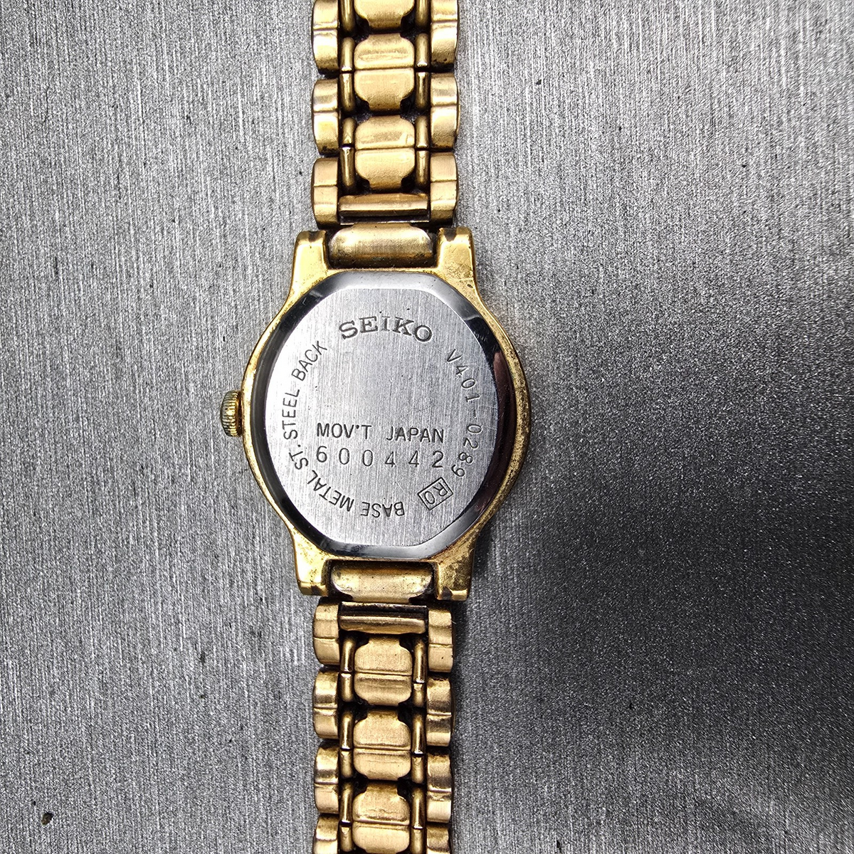 Seiko Watch Women 19mm Black Dial Gold Tone Round V401-0289 New Battery Vintage210