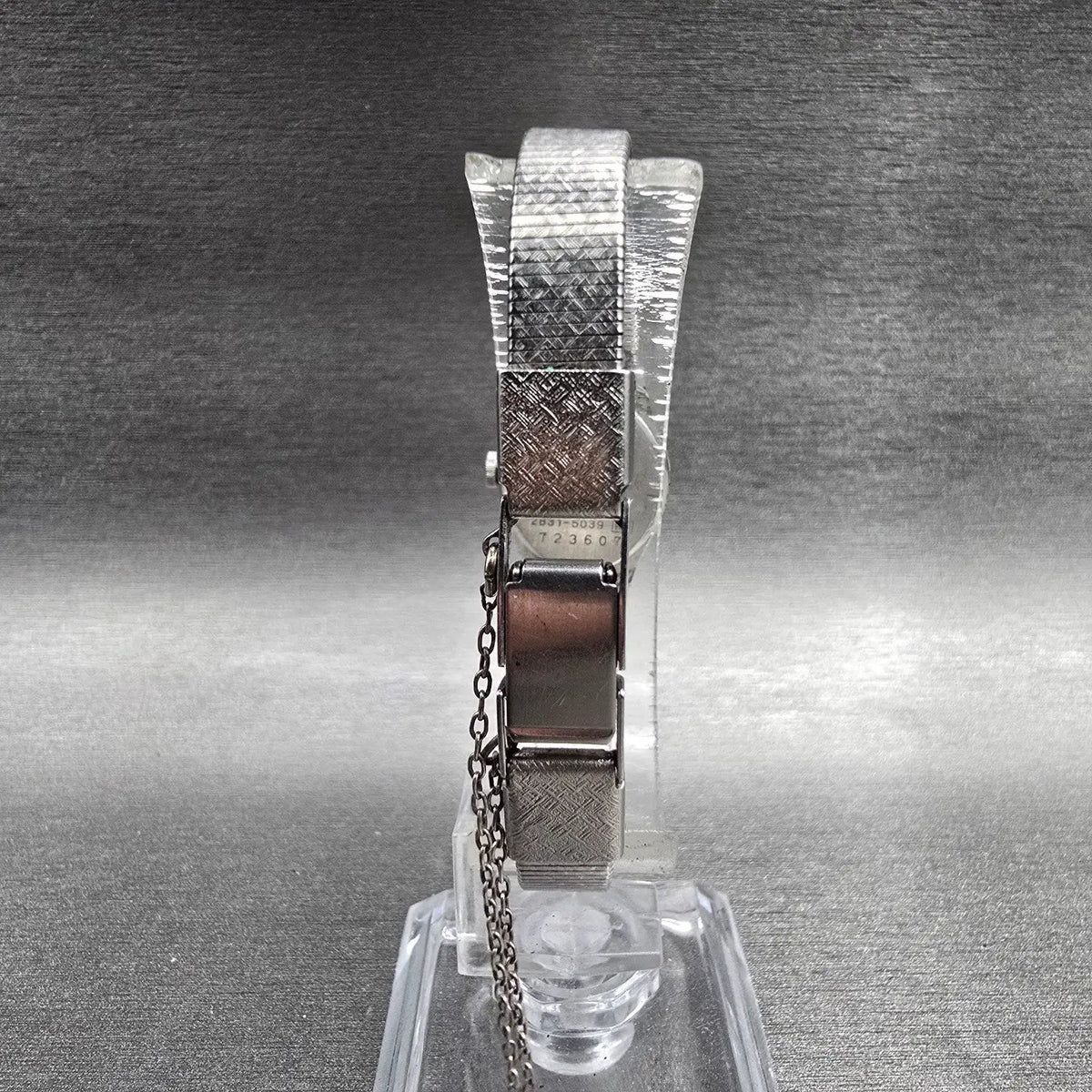 Seiko Watch Women 17mm Silver Dial Silver Tone Oval 2B31-5039 New Battery JP4577