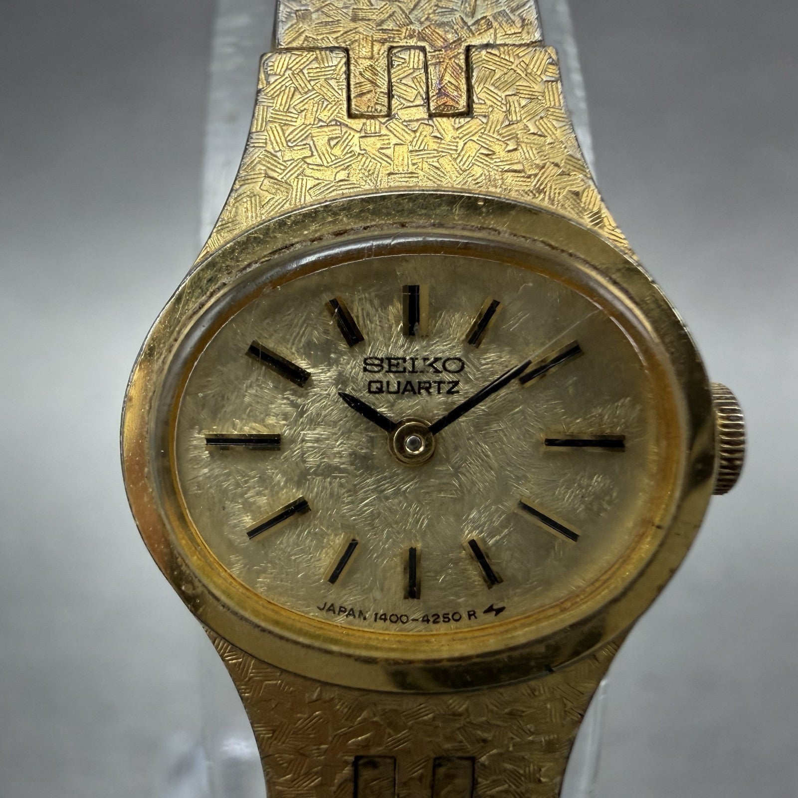 Seiko Watch Women 17mm Gold Dial Gold Tone Oval 1400-7389 New Battery Vintage AN1
