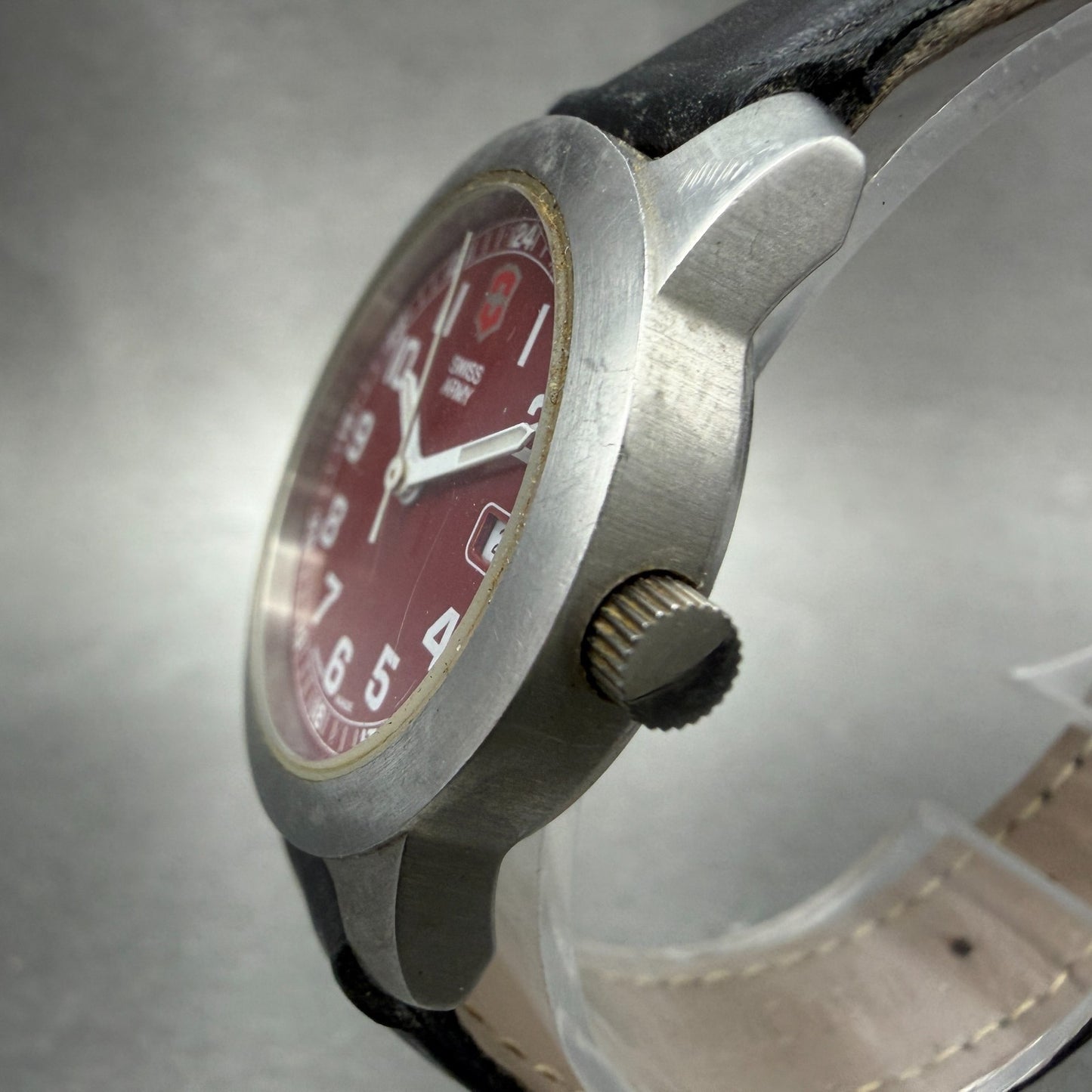 Victorinox Swiss Army Field Watch Women 30mm Red Dial Steel Date Round New Batt2