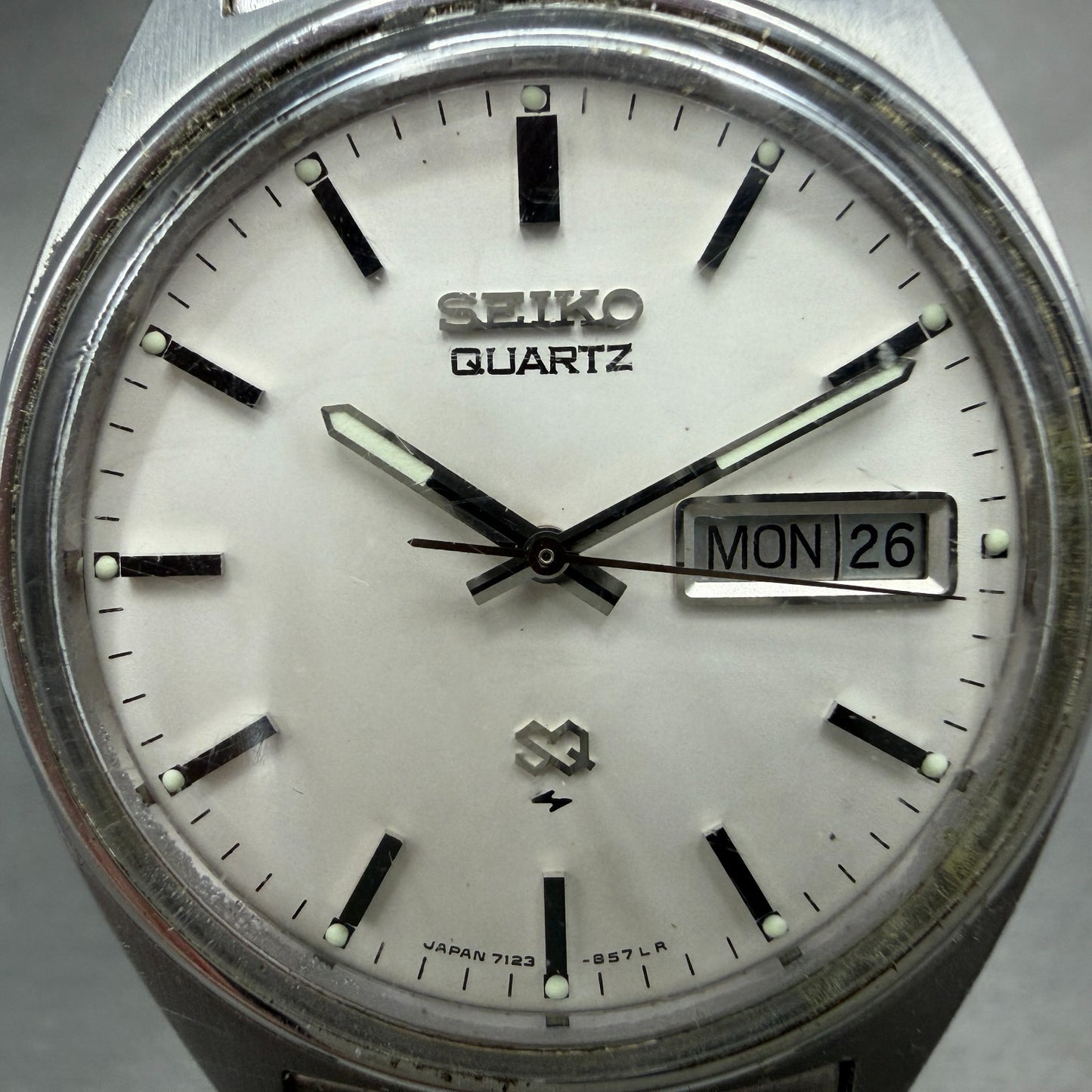 Seiko SQ Watch Men 35mm White Dial Silver Tone Daydate Round 7123-8429 New Batt1
