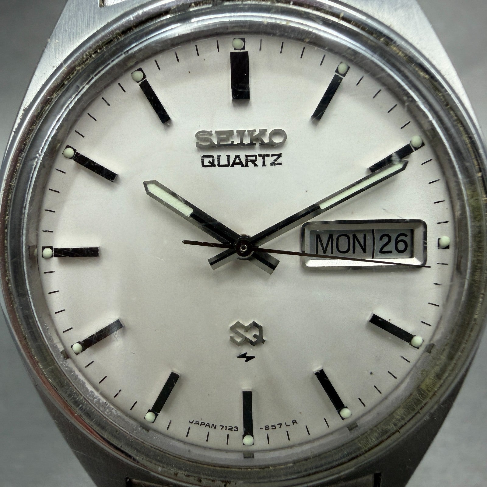 Seiko SQ Watch Men 35mm White Dial Silver Tone Daydate Round 7123-8429 New Batt1