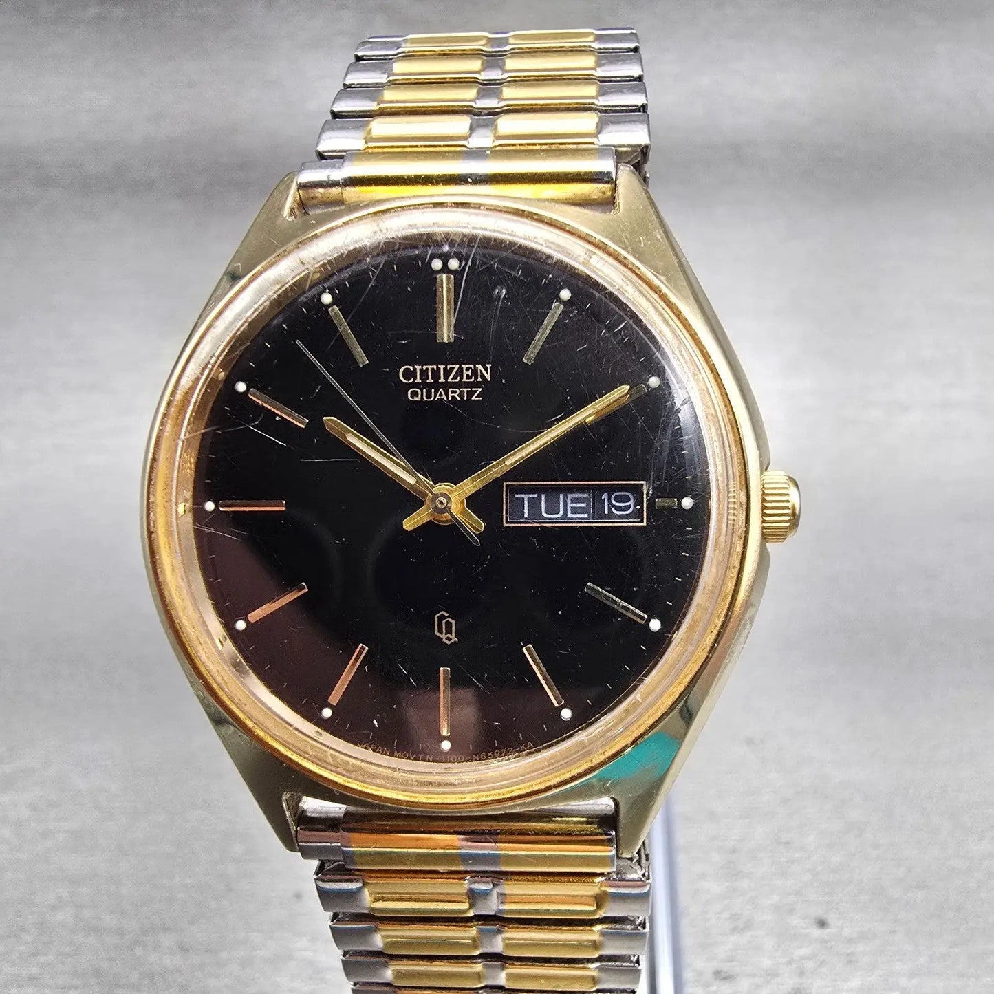 Citizen CQ Watch Men 35mm Black Dial Gold Tone Daydate Round 1100-S63812 New Bat0