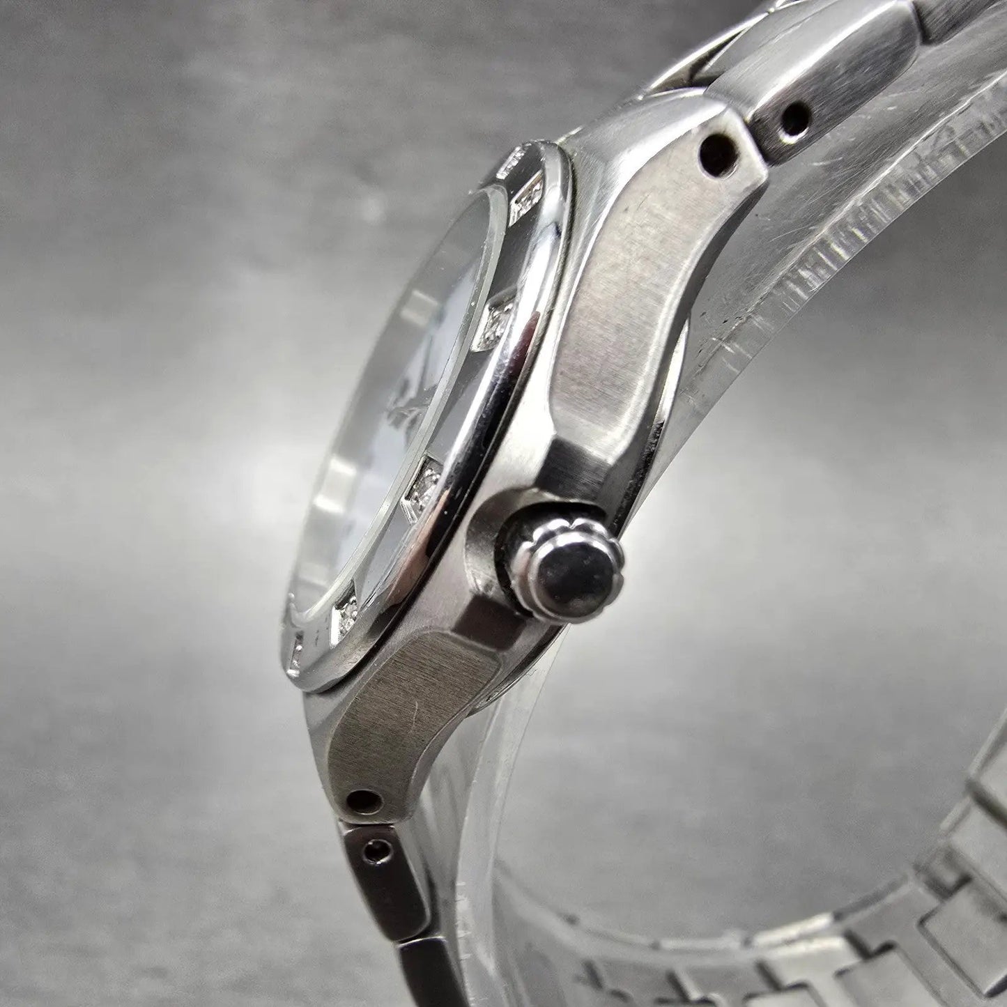 Citizen Eco-Drive Watch Women 25mm White Dial Silver Tone Date E011-S033705 RunP2