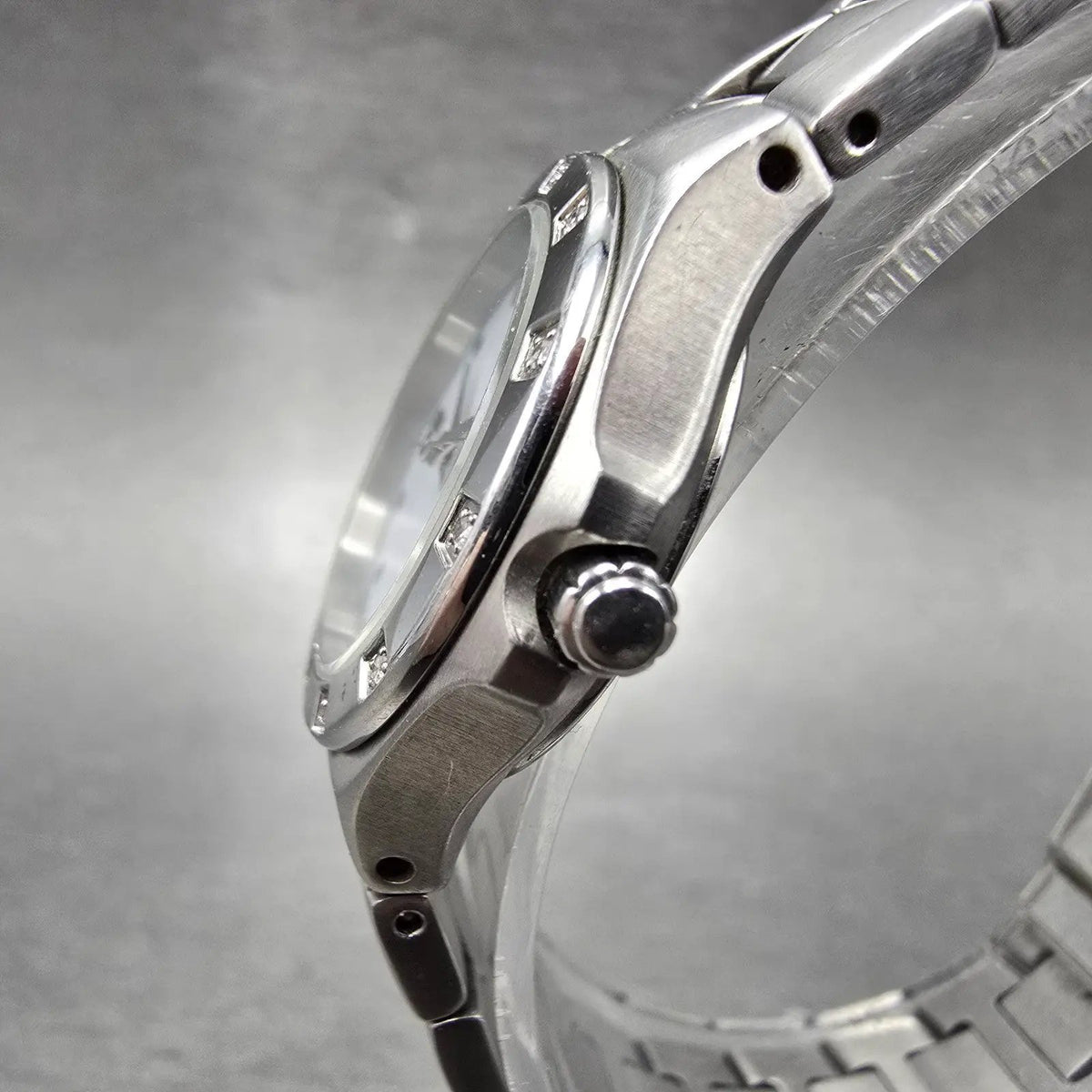 Citizen Eco-Drive Watch Women 25mm White Dial Silver Tone Date E011-S033705 RunP2