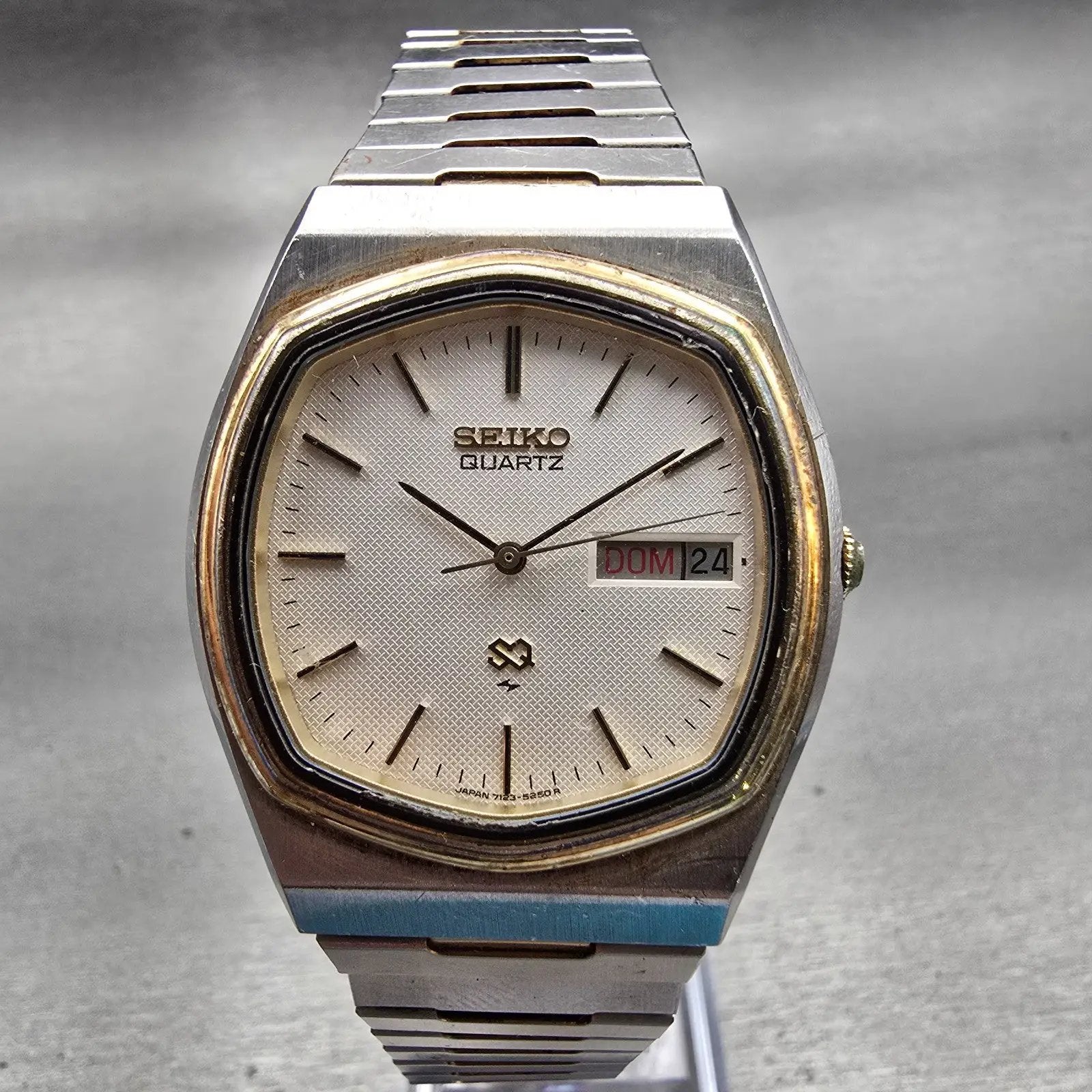 Seiko SQ Watch Men 34mm White Dial Two Tone Daydate Oval 7123-5250 New Battery0