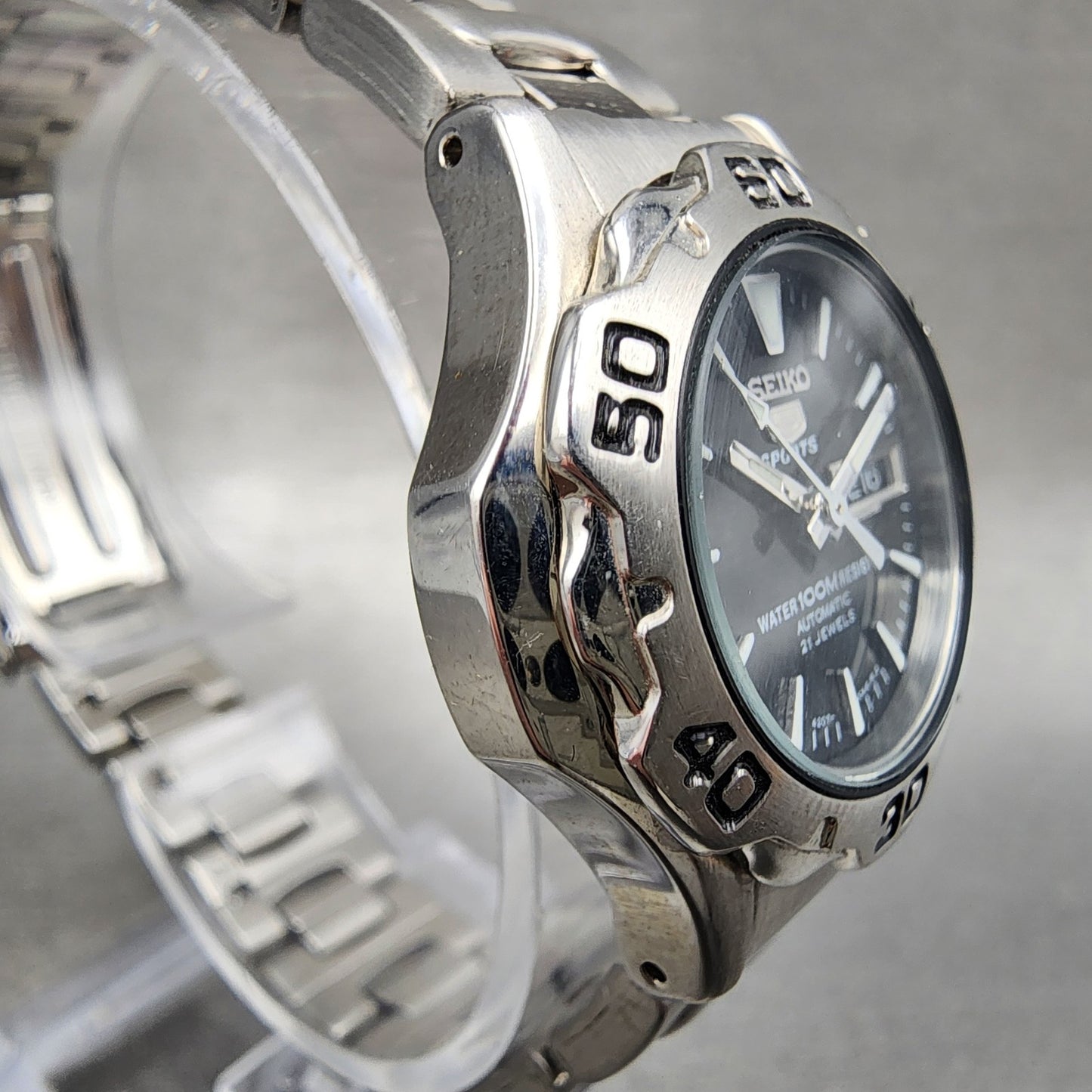Seiko 5 Sports Watch Women 27mm Black Dial Stainless Steel Daydate Round Runs3