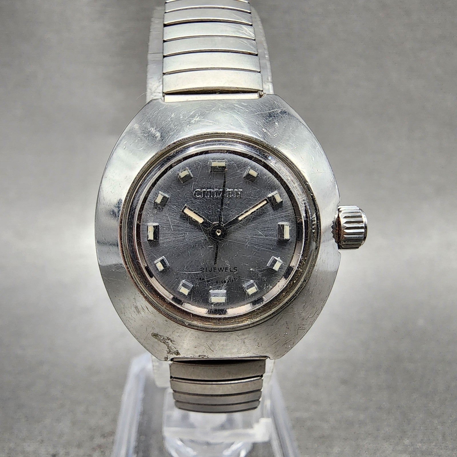 Citizen Watch Women 25mm Silver Dial Silver Tone Manual Wind Runs VTG0