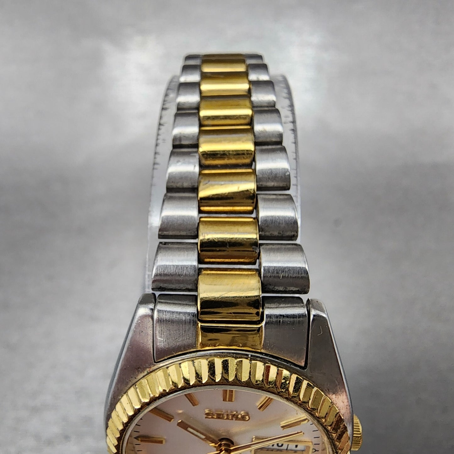 Seiko Watch Women 25mm White Dial Two Tone daydate Round 7n830041 New Batt B1234