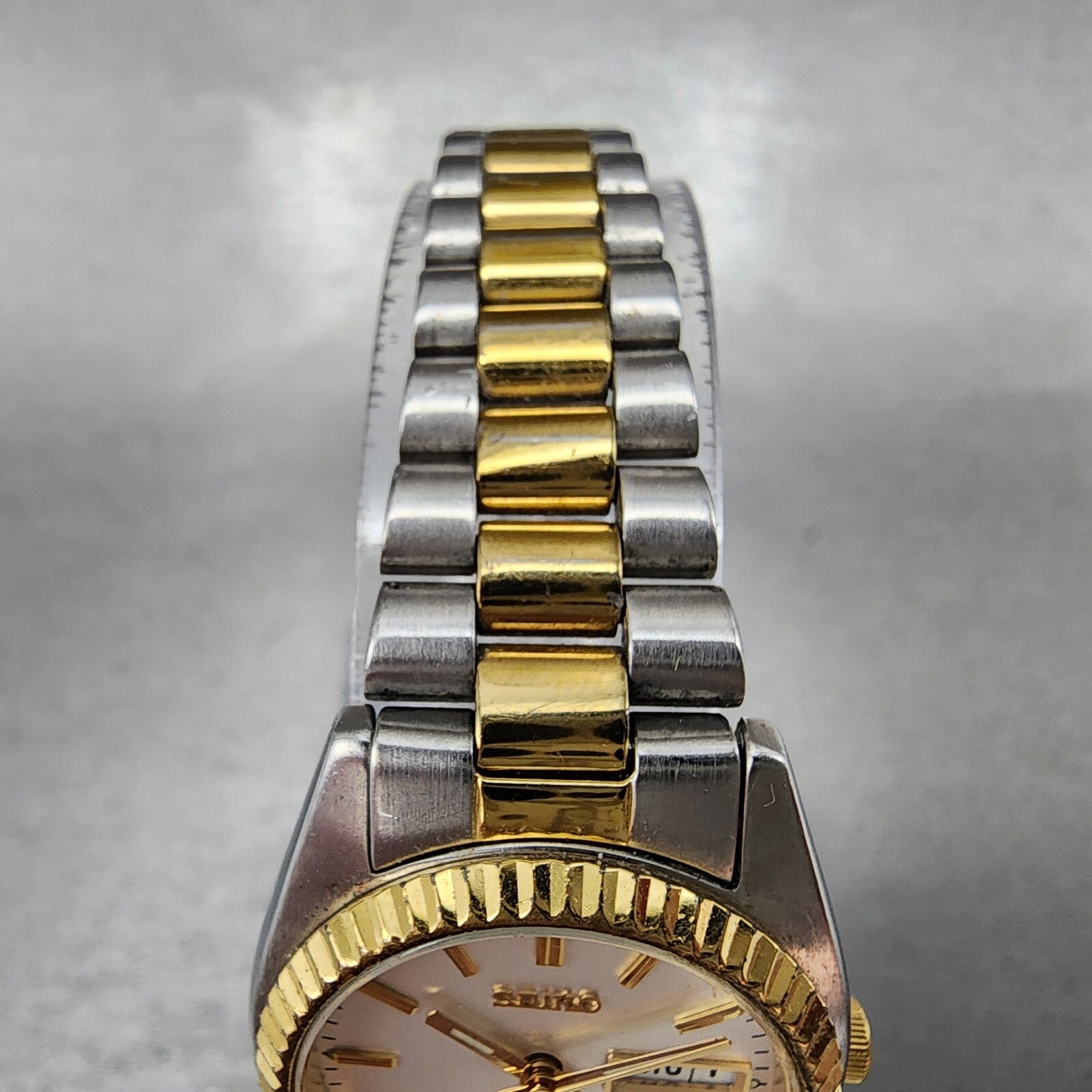 Seiko Watch Women 25mm White Dial Two Tone daydate Round 7n830041 New Batt B1234
