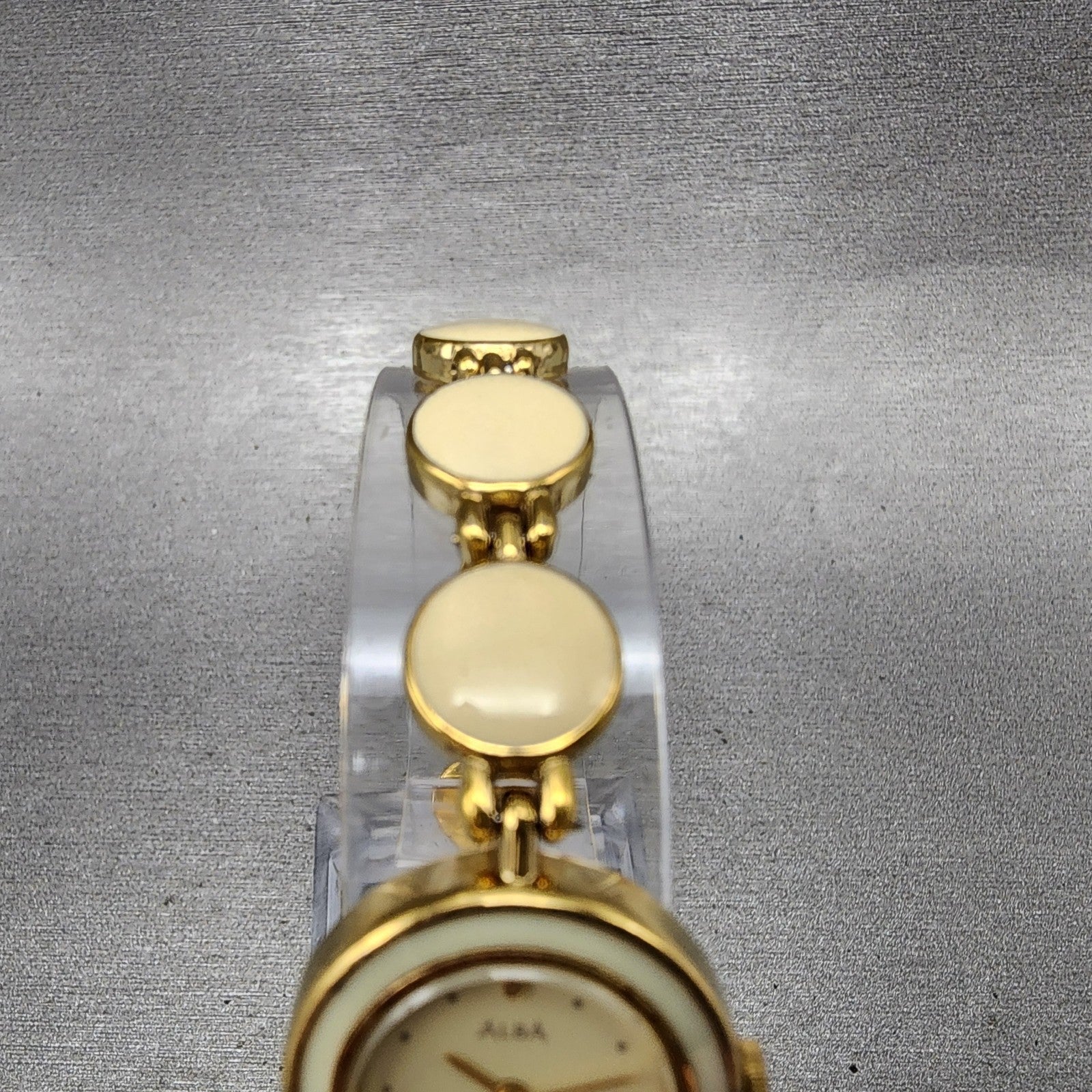 Seiko Alba Watch Women 20mm White Dial Gold Tone Round Y588005b New Battery4