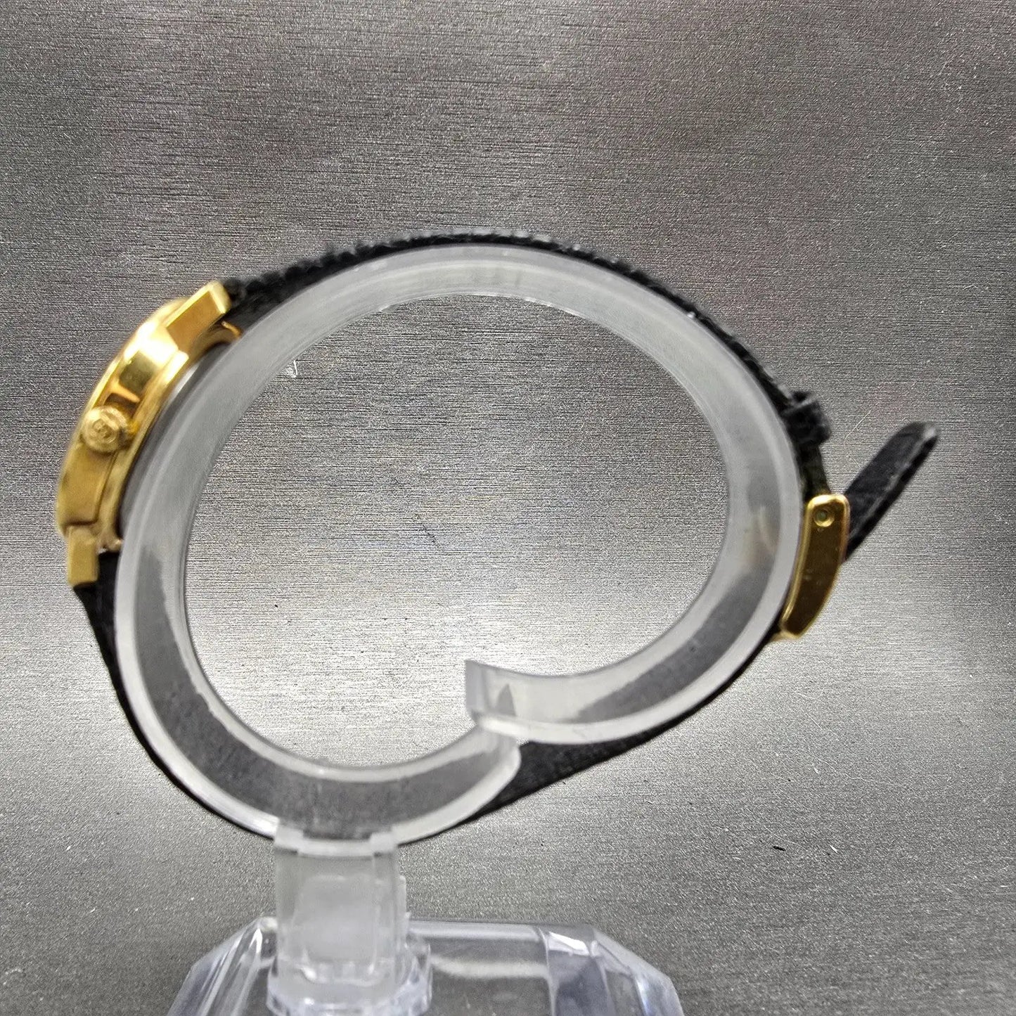 Gucci 2200L Watch Women 25mm Black Dial Gold Tone Round New Battery Swiss6