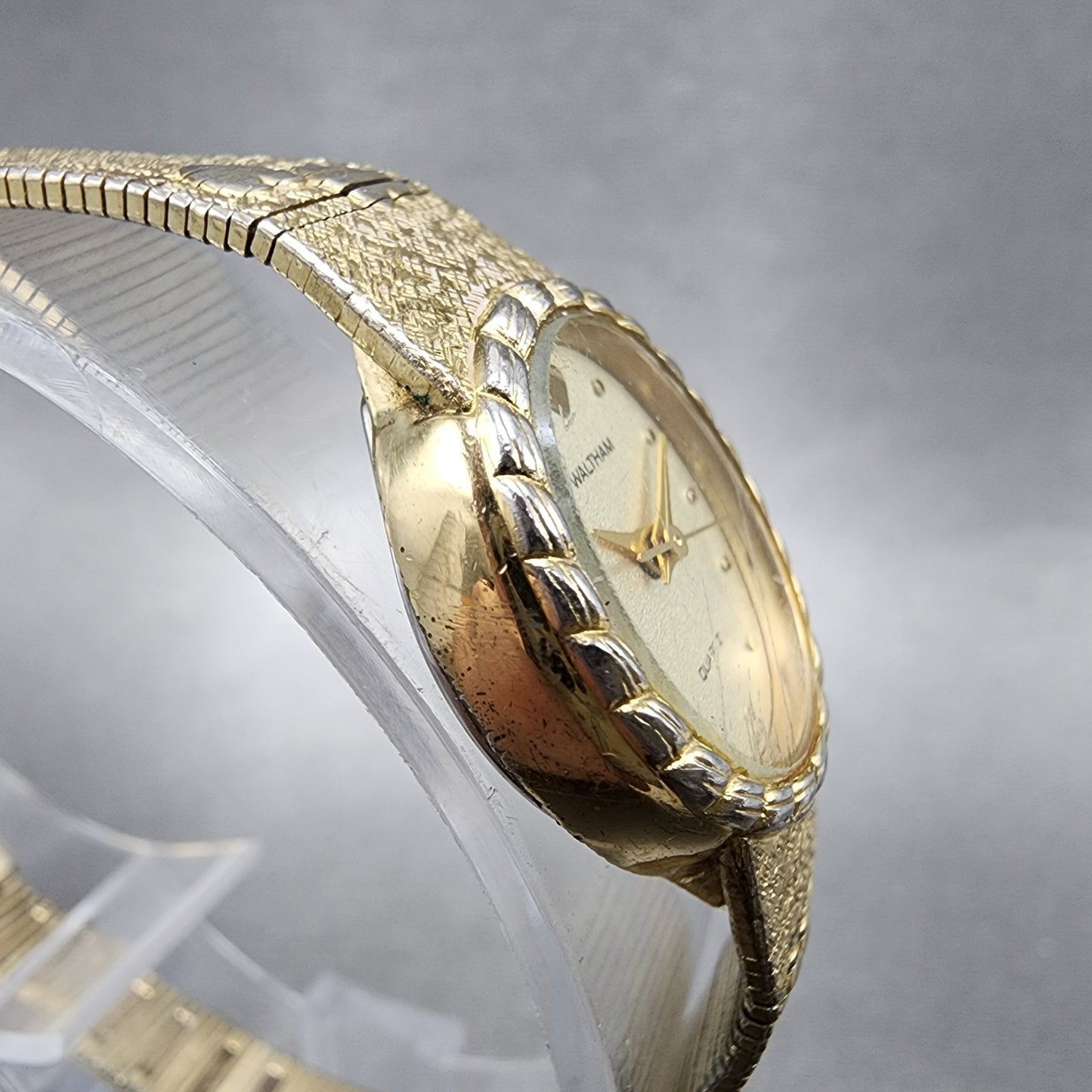 Waltham Watch Women 18mm Champagne Dial Gold Tone Oval 6L32 New Battery Hearts3