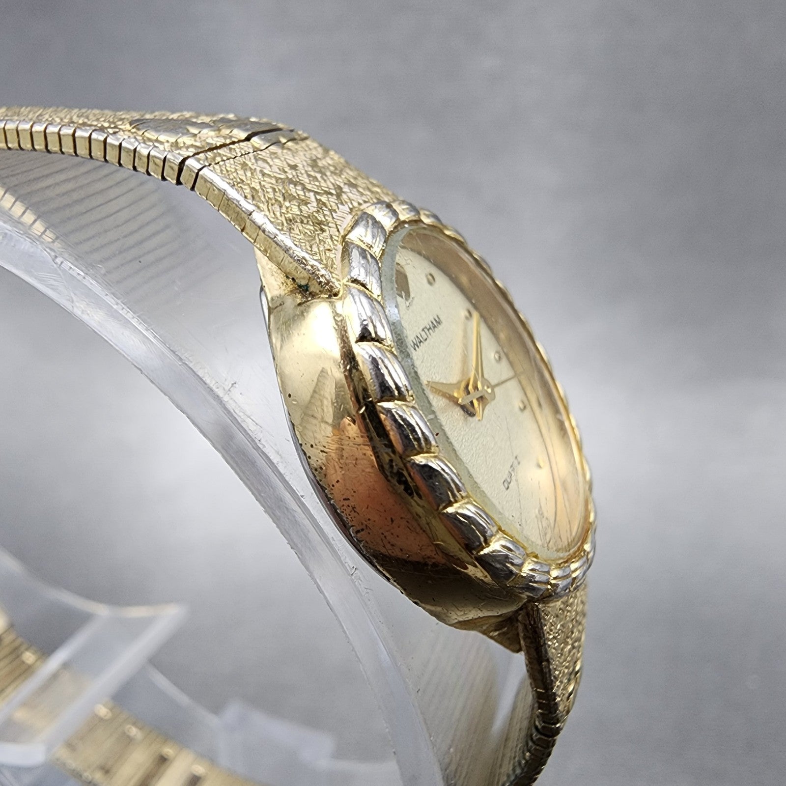 Waltham Watch Women 18mm Champagne Dial Gold Tone Oval 6L32 New Battery Hearts3