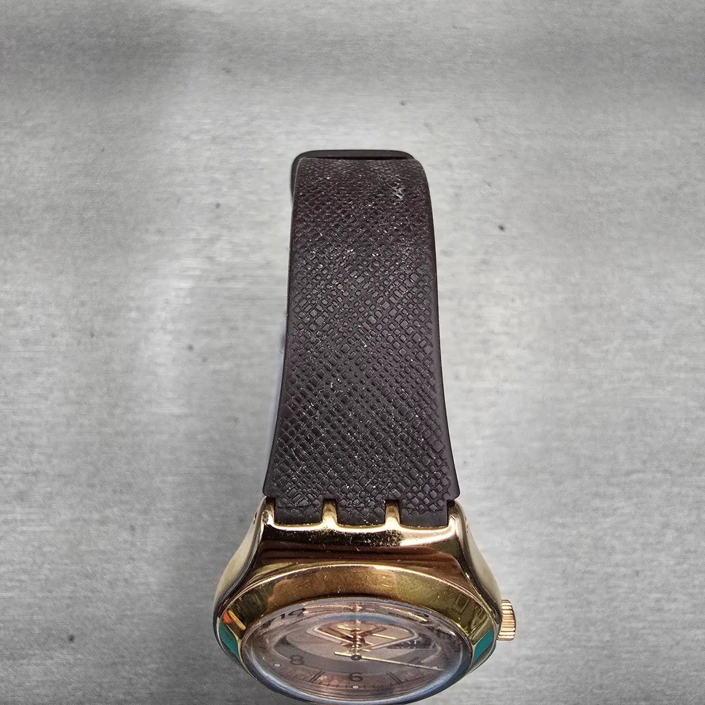 Swatch Irony BROWNEE Watch Men Gold Dial Gold Tone Daydate Round YLG701 New Batt4