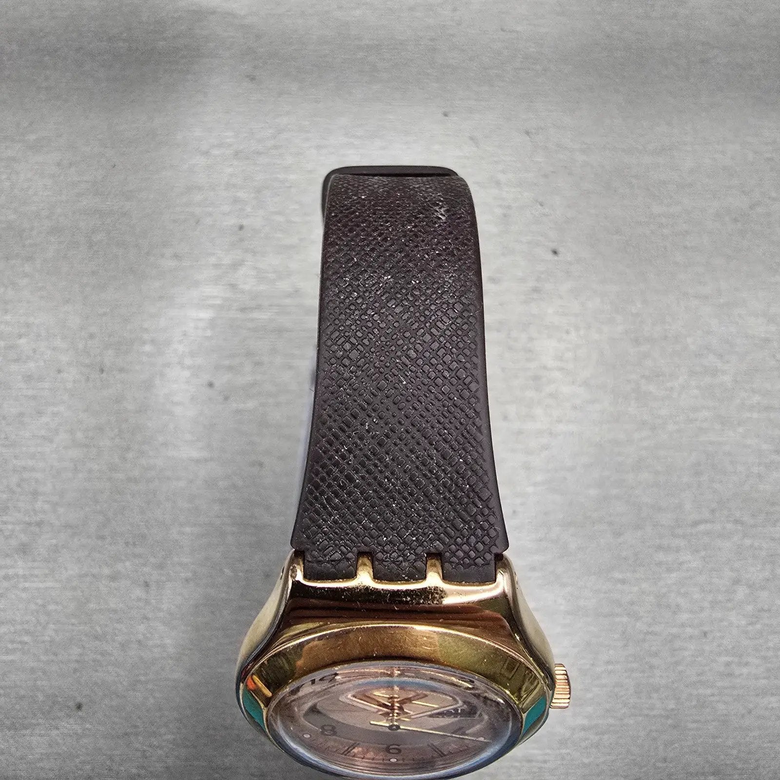 Swatch Irony BROWNEE Watch Men Gold Dial Gold Tone Daydate Round YLG701 New Batt4