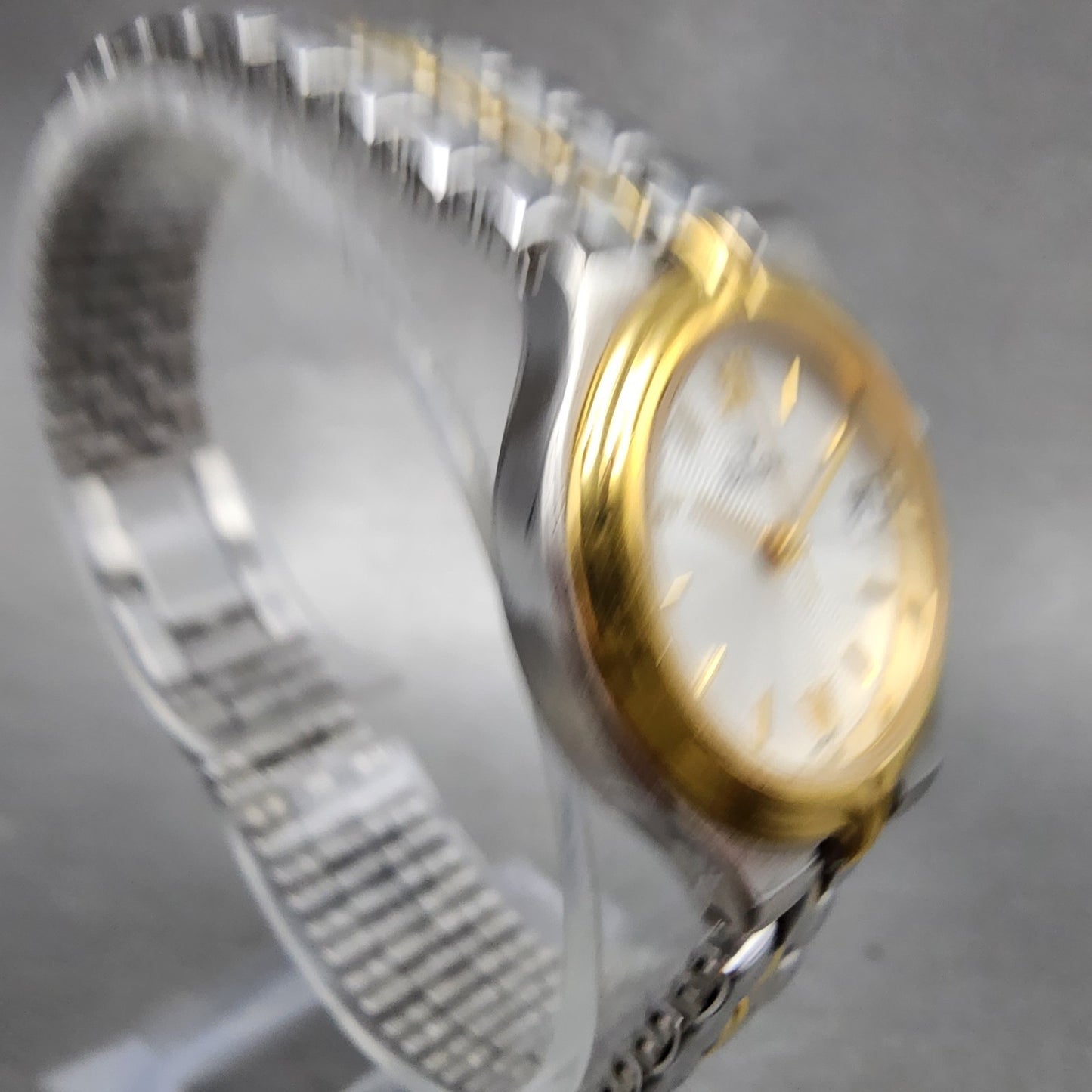Bulova Watch Women 24mm White Dial two Tone Date Round 98M02 New Battery3