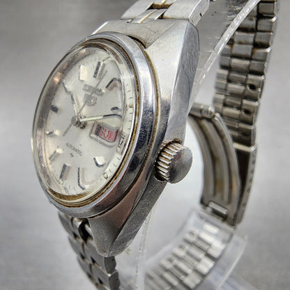 Seiko 5 Automatic Watch Women 26mm Silver Dial Silver Tone Daydate 42060010 Run2
