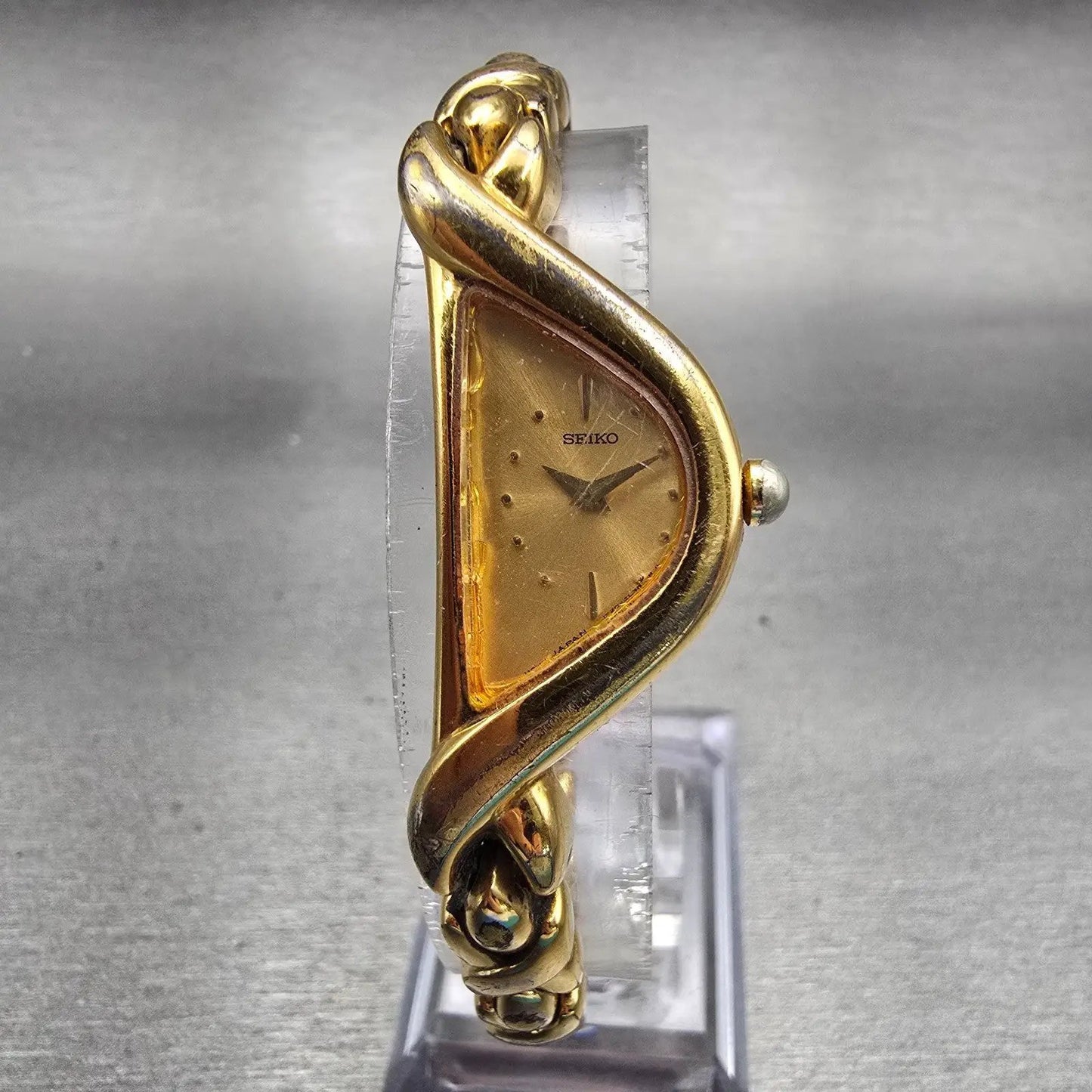 Seiko Half moon Watch Women 15mm Gold Dial Gold Asymmetrical 1F20-6C99 New Batt0