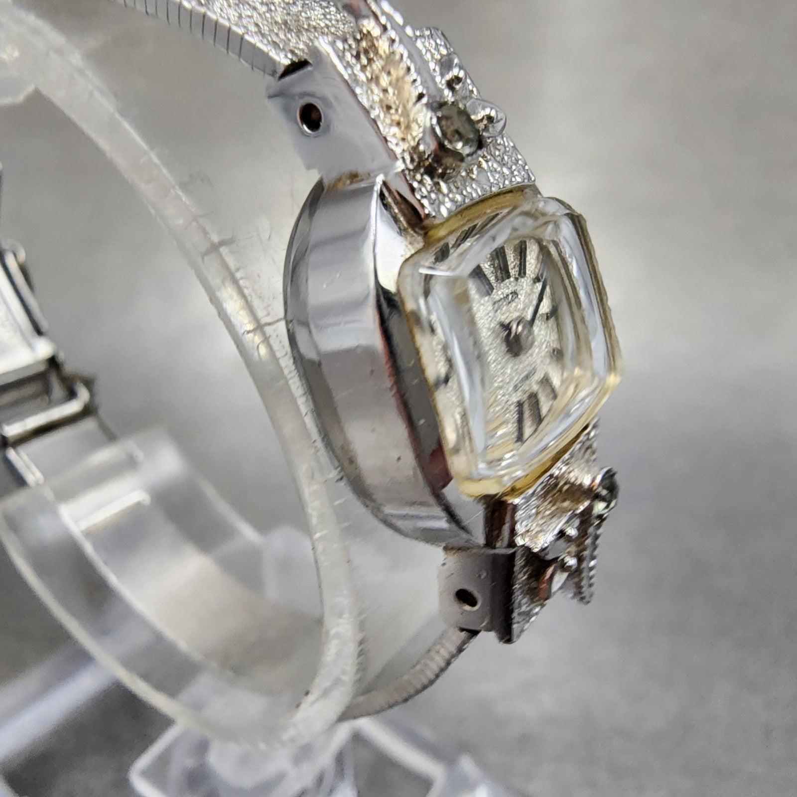 Citizen Watch Women 15mm White Dial White Gold Plated Manual Wind Runs VTG3