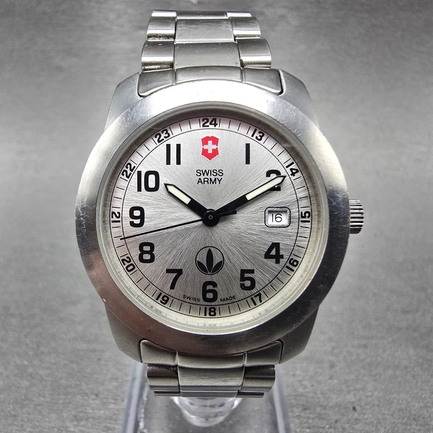 Victorinox Swiss Army Field Watch Women 30mm Silver Dial Steel Date New Battery0