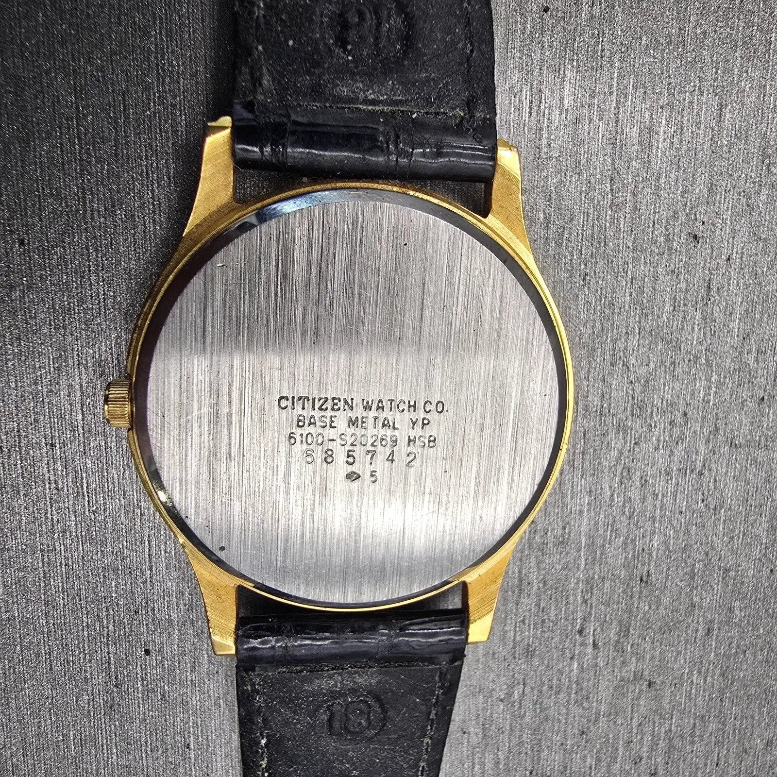 Citizen CQ Watch Men 34mm Black Dial Gold Tone Daydate Round 6100-S20269 New Bat10