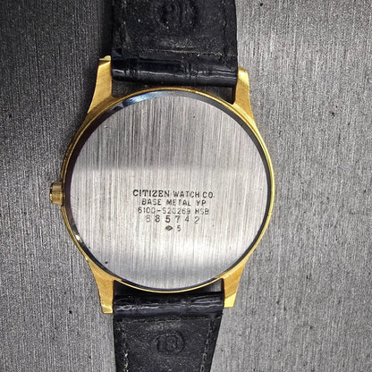 Citizen CQ Watch Men 34mm Black Dial Gold Tone Daydate Round 6100-S20269 New Bat10