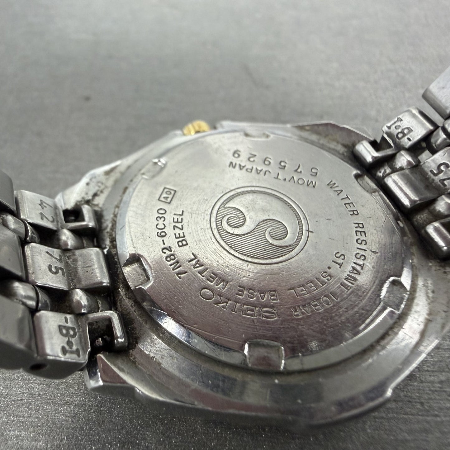 Seiko SQ 100 Dive Watch Women 31mm White Dial Two Tone Date 7N82-6C30 NewBattery9