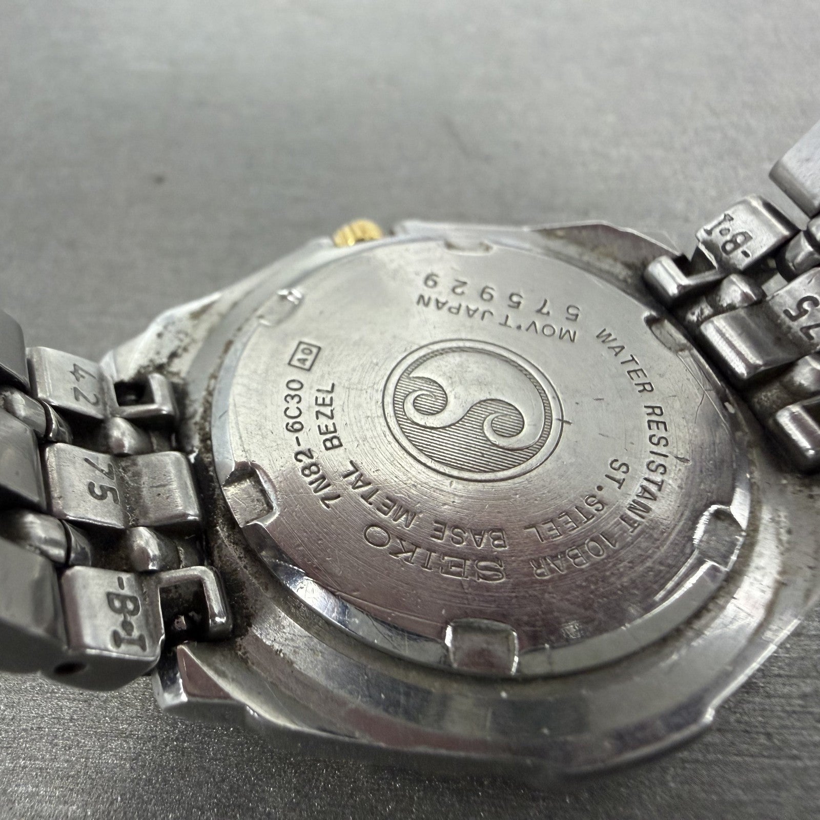 Seiko SQ 100 Dive Watch Women 31mm White Dial Two Tone Date 7N82-6C30 NewBattery9