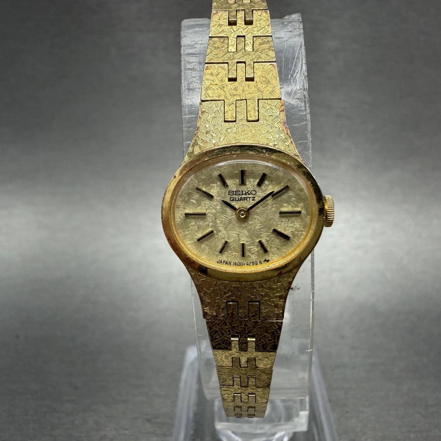 Seiko Watch Women 17mm Gold Dial Gold Tone Oval 1400-7389 New Battery Vintage AB0