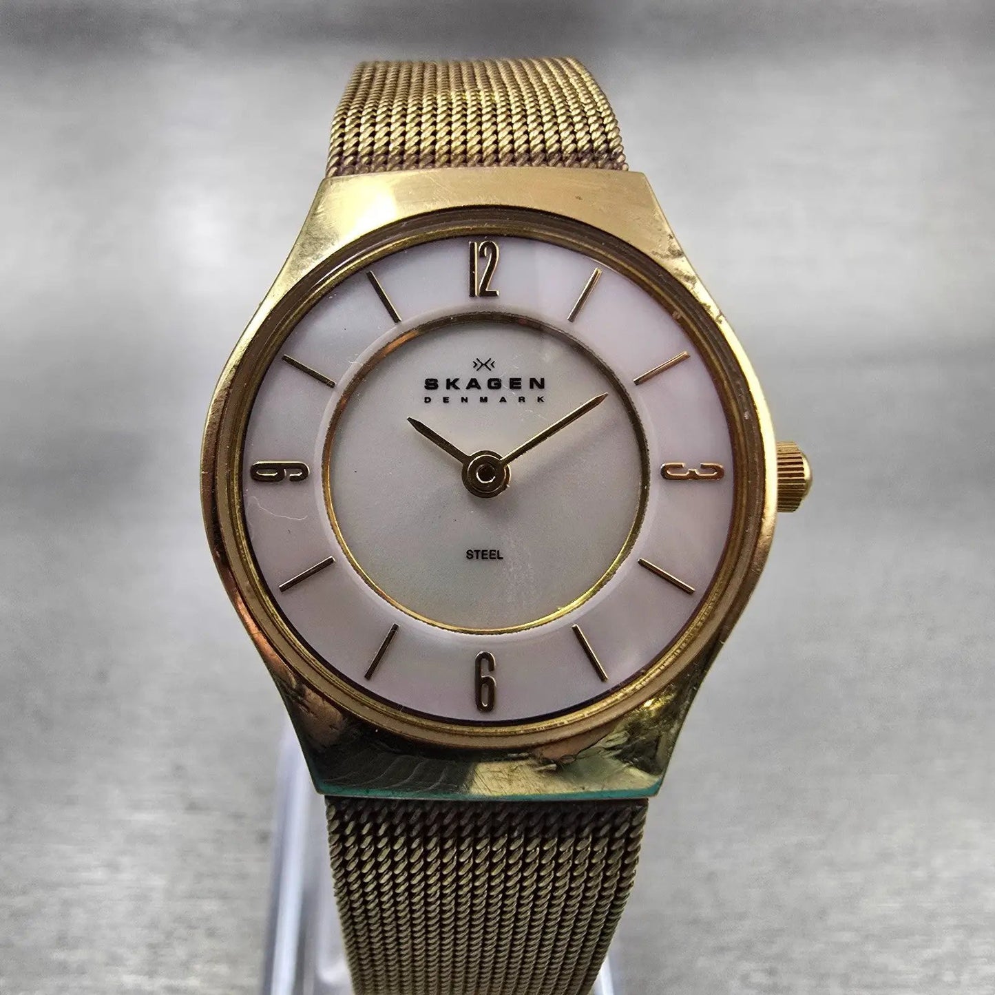Skagen Denmark Watch Women 24mm MOP Dial Gold Tone Round 233XSGG New Battery0