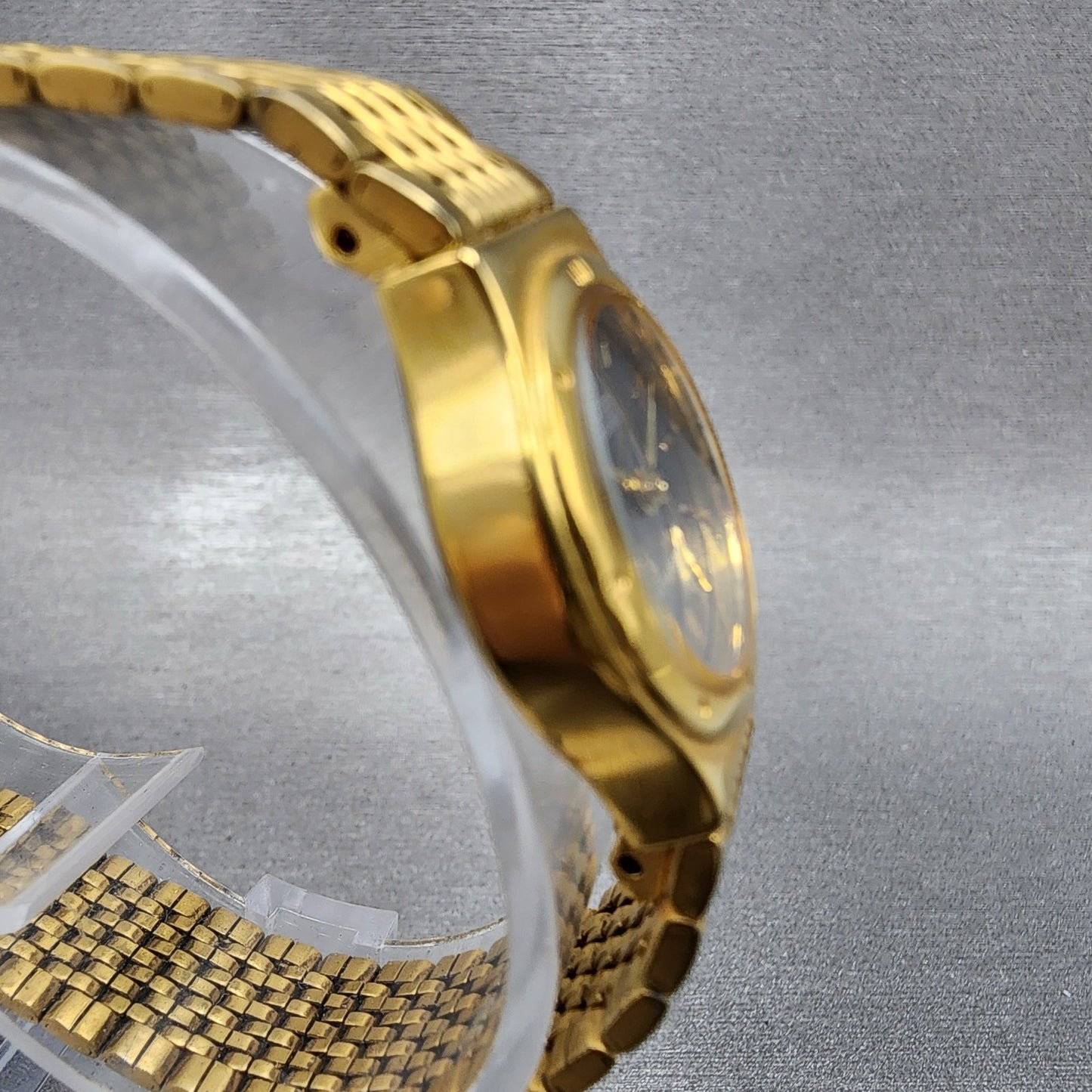 Citizen Watch Women 20mm Black Dial Gold Tone Round Vintage New Battery3