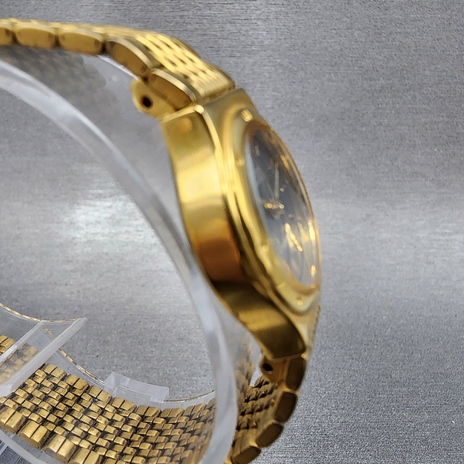 Citizen Watch Women 20mm Black Dial Gold Tone Round Vintage New Battery3