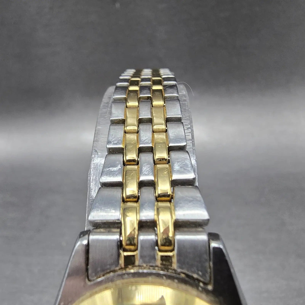 Seiko Solar Watch Women 26mm White Dial Two Tone Daydate Round V138-0AA0 Runs JT4