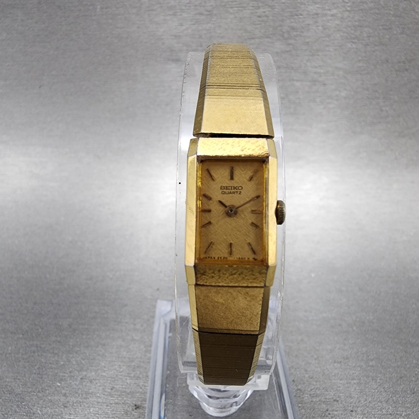Seiko Tank Watch Women 12mm Champagne Dial Gold Tone 2e206259 New Battery0