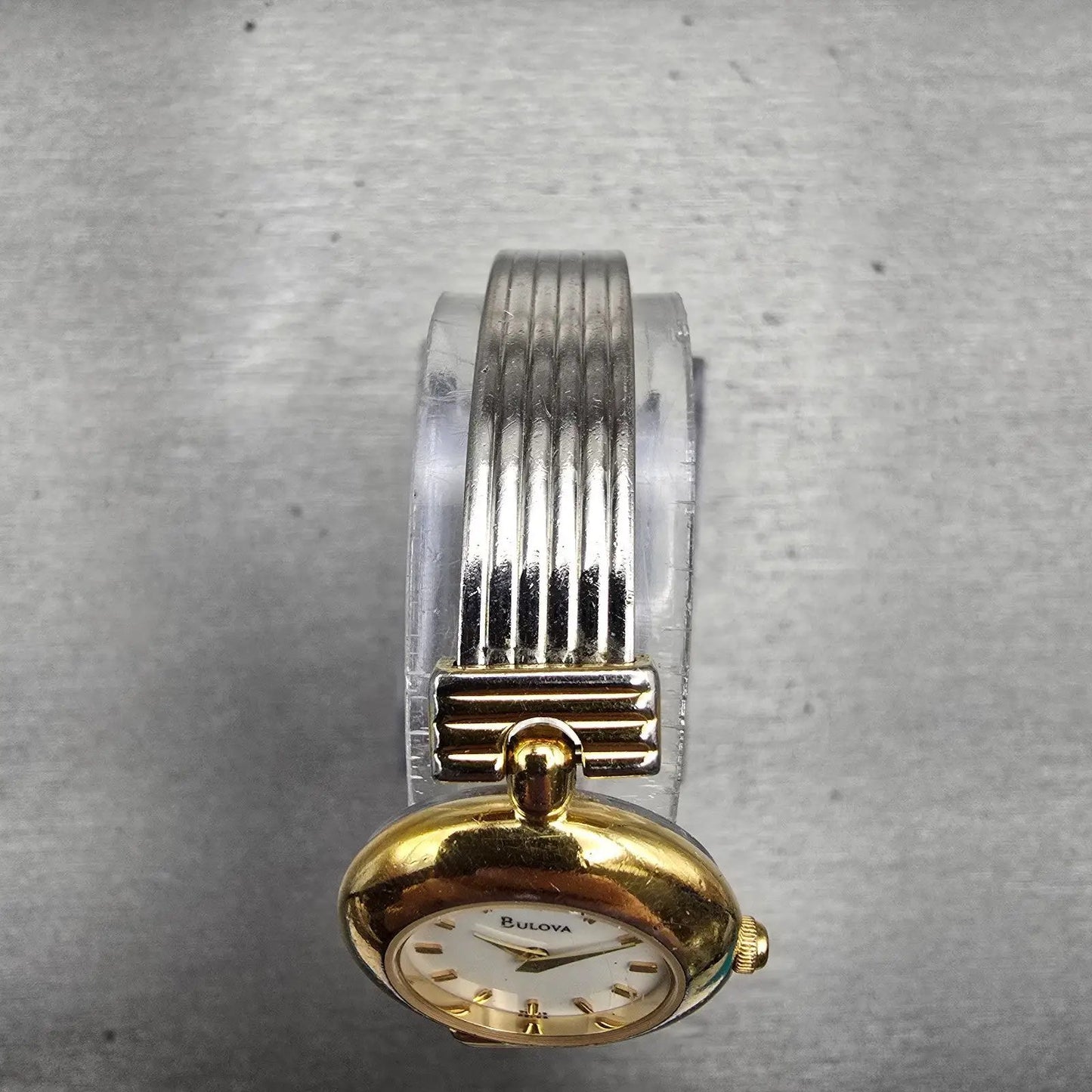Bulova Watch Women 22mm White Dial Gold Tone Round Bangle 98L69 New Battery4