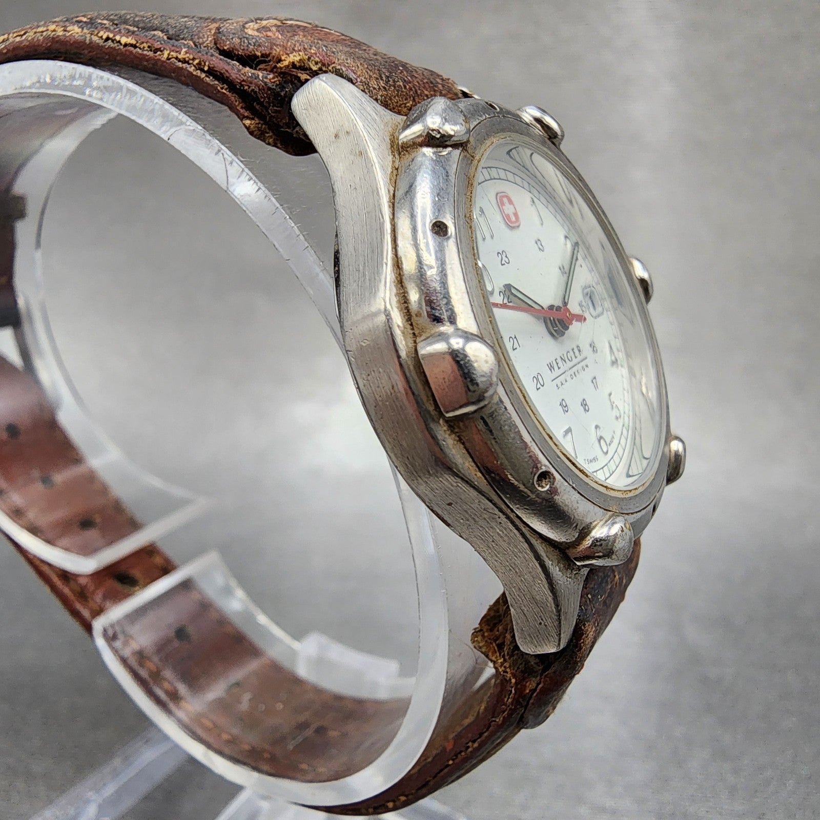 Wenger SAK Design Watch Women 29mm White Dial Silver Tone Date Round New Batt B13
