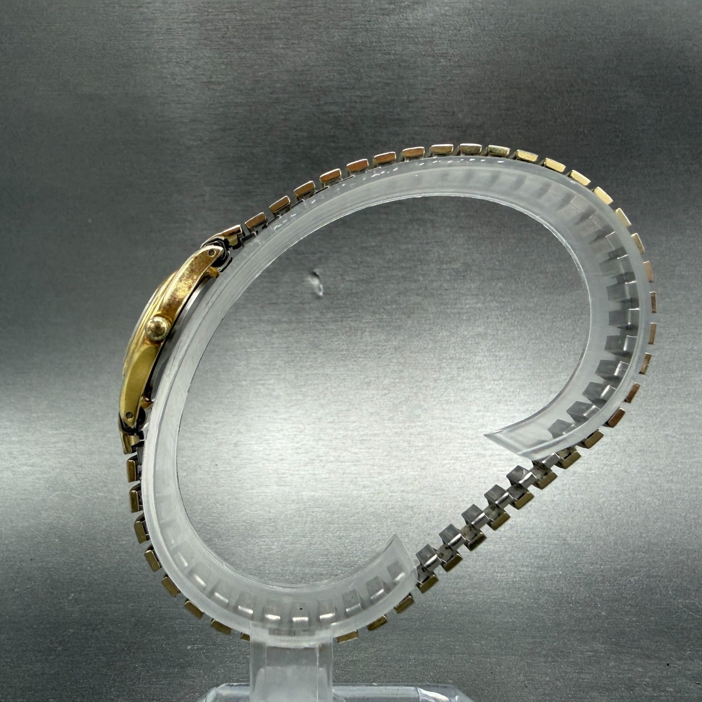 Seiko Watch Women 20mm White Dial Gold Tone Round 2Y01-0A19 New Battery Vintage6
