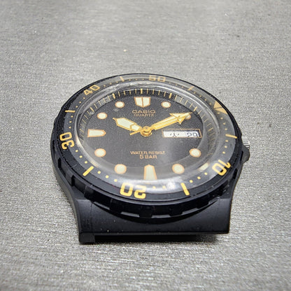 Casio MRW81 Dive Watch Men 37mm Black Dial Black Tone Daydate Round NOS New Bat3