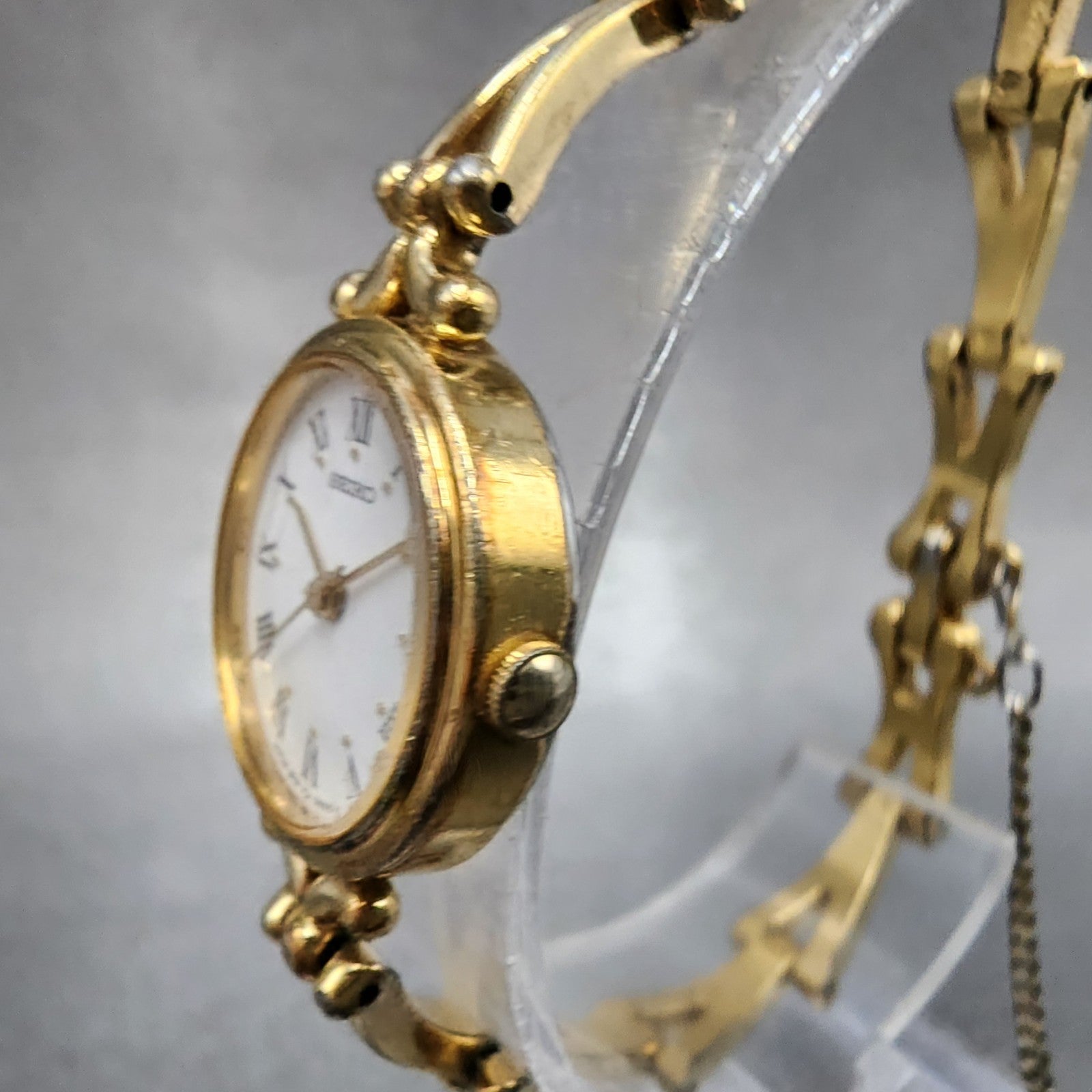 Seiko Watch Women 20mm White Dial Gold Tone Round 2p210190 New Battery2